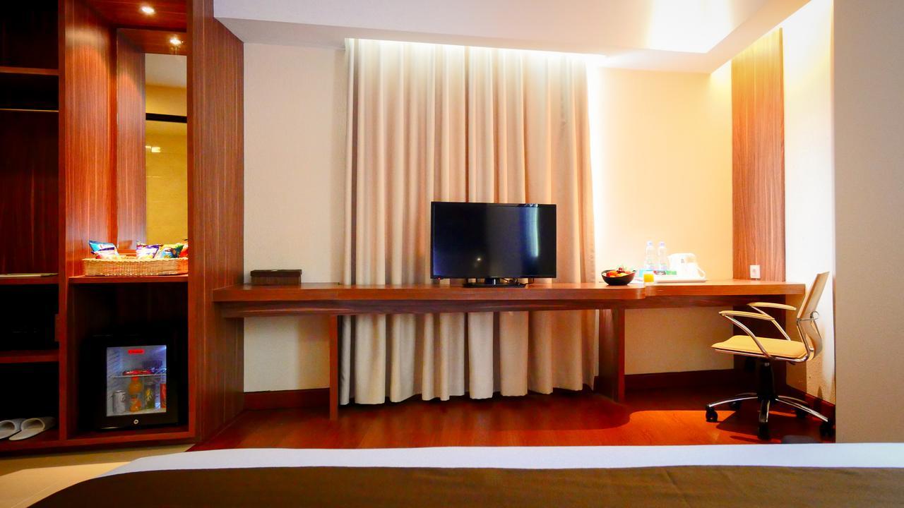 Prime Park Hotel & Convention Pekanbaru Buitenkant foto